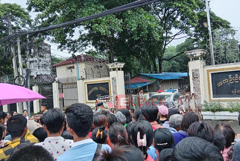 ပုံစာ - အင်းစိန်အကျဉ်းထောင်ရှေ့တွင် သြဂုတ် ၁ ရက် နံနက်ပိုင်းနှင့် မွန်းလွဲပိုင်းက လာရောက်စောင့်ဆိုင်းနေကြသူများကို တွေ့ရစဉ်