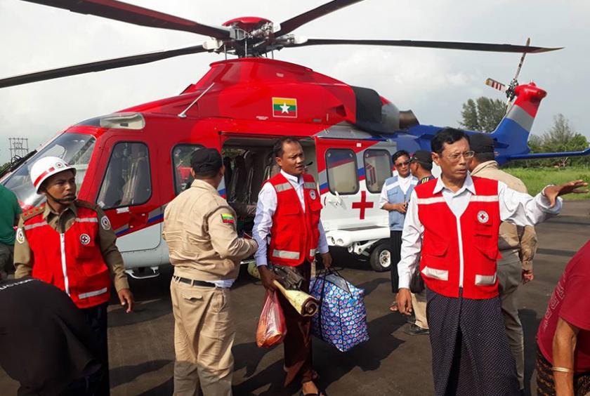 မြန်မာနိုင်ငံကြက်ခြေနီအသင်းဝင်များက ကူညီကယ်ဆယ်ရေးလုပ်ငန်းများ လုပ်ဆောင်ပေးနေစဉ်