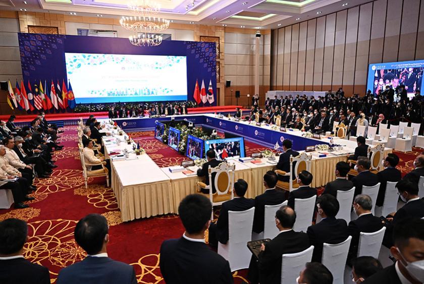 နိုဝင်ဘာ ၁၁ ရက်က ဖနွမ်ပင်မြို့တွင် အာဆီယံ ထိပ်သီးအစည်းအဝေး ကျင်းပနေသည်ကို တွေ့ရစဉ် (Photo - AFP)