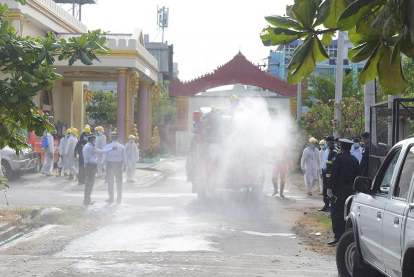 မန္တလေးမြို့ရှိ လူဦးရေထူထပ်သည့်နေရာများနှင့် ဘုန်းတော်ကြီးကျောင်းများတွင် ပိုးသတ်ဆေးဖျန်းခြင်းကို ဧပြီ ၂၅ ရက်က ပြုလုပ်စဉ်   (ဓာတ်ပုံ-မင်းသန့်)