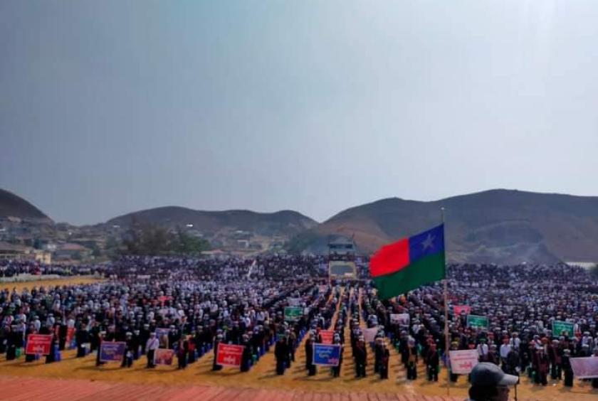 ပုံစာ - တောင်ကြီးမြို့တွင် ပအိုဝ်းအမျိုးသားဘက်စုံဖွံ့ဖြိုးရေး (ဒဲဉ်သီးဗွေ) ကွင်း၌ မတ် ၁၅ ရက်က ပအိုဝ်းပြည်သူများ ဆန္ဒထုတ်ဖော်စဉ် (Photo - Pa-O History & Heritage)