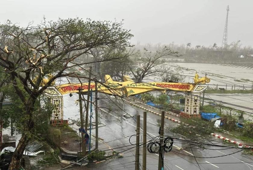 မေ ၁၄ ရက် နံနက်ပိုင်းက ထုတ်ပြန်သော မုန်တိုင်းလမ်းကြောင်းပြမြေပုံ၊ မိုခါမုန်တိုင်းတိုက်ခတ်ပြီးနောက် စစ်တွေမြို့တွင် အပျက်အစီးအချို့ကို တွေ့ရစဉ် (Photo:CJ)