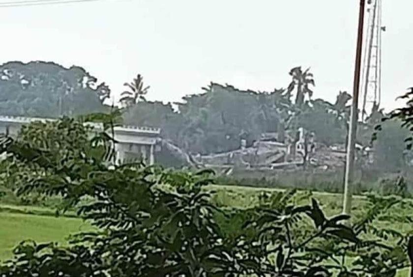 မိုင်းခွဲခံရပြီး ပျက်စီးနေသည့် တံတားအား အဝေးမှ ရိုက်ကူးထားသည့် ပုံတွင် တွေ့ရစဉ် (Photo: CJ)