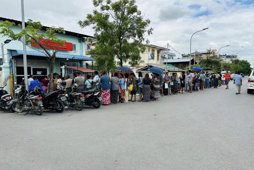 ဇွန် ၂၃ ရက်တွင် မန္တလေးတိုင်းရွှေလုပ်ငန်းရှင်များအသင်းမှ မီးလင်းရွှေများ ပြင်ပပေါက်စျေးထက် စျေးလျော့ရောင်းချပေးနေရာ လာရောက်ဝယ်ယူသူများကို တွေ့ရစဉ် (Photo – Kyaw Gyi (MDY))