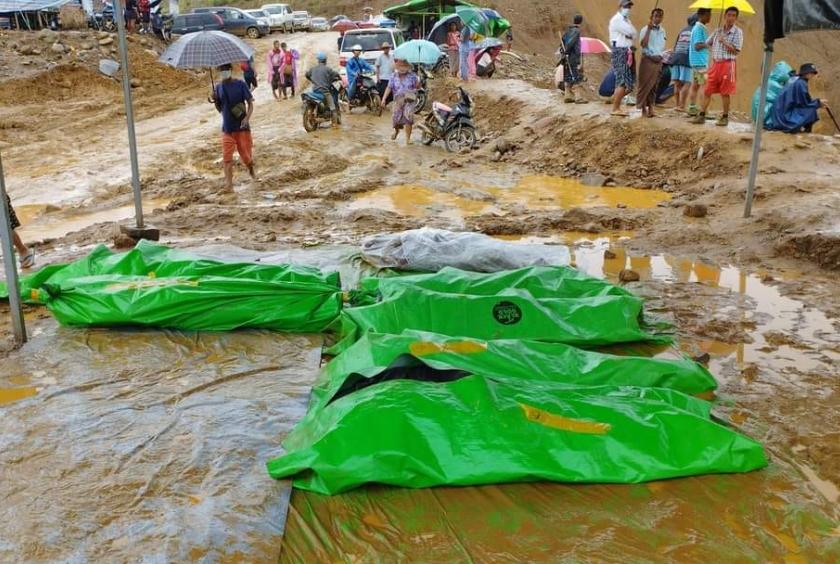 ဖားကန့်မြေပြိုမှုတွင် ဆယ်ယူရရှိသည့် အလောင်းအချို့ကို သြဂုတ် ၁၅ ရက်က တွေ့ရစဉ် 