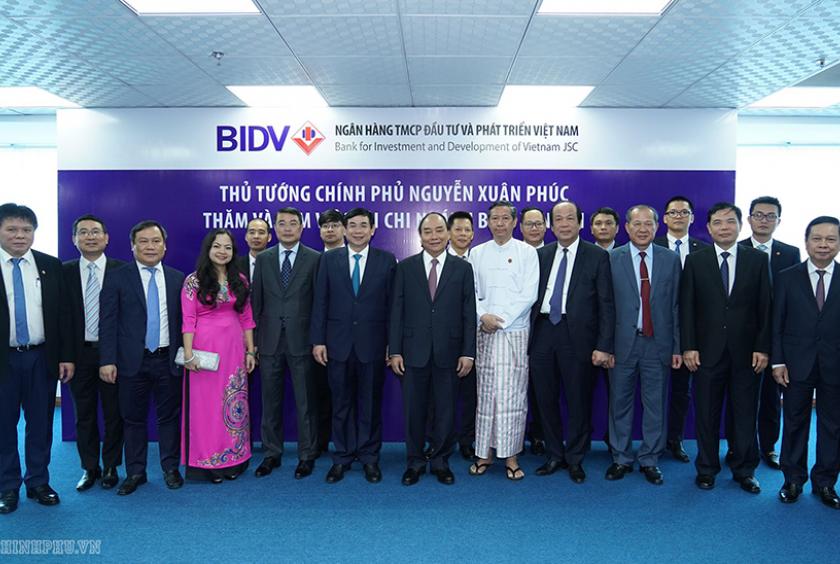 ဗီယက်နမ်ဝန်ကြီးချုပ် ငုယင်ဆွန်ဖု ဒီဇင်ဘာ ၁၈ ရက်က BIDV ၏ ရန်ကုန်ရုံးခွဲသို့ ရောက်ရှိစဉ် (Photo- TGVN)