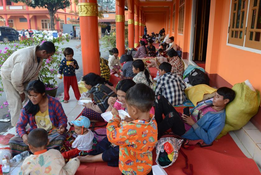 လား႐ိႈိးၿမိဳ႕ သီရိမဂၤလာမန္ဆူရွမ္းေက်ာင္းတိုက္တြင္ ေရာက္ရွိေနသည့္ ယာယီတိုက္ပြဲေရွာင္မ်ားကို ႏို၀င္ဘာလအတြင္းက ေတြ႕ရစဥ္ (ဓာတ္ပံု - ထြန္းေနလိႈင္ (ေနာင္ပိန္))