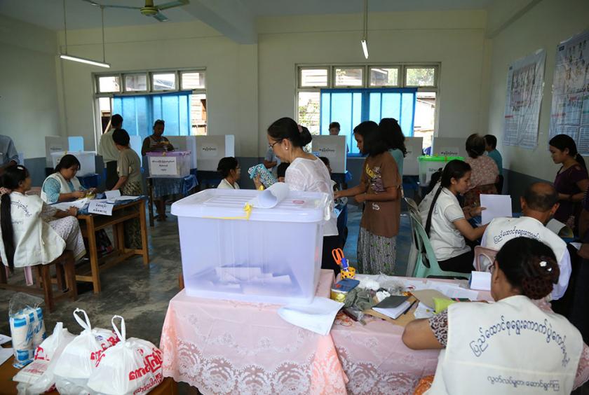 မြေနီကုန်းရှိ မဲရုံတစ်ရုံတွင် ဆန္ဒမဲပေးနေသည်ကို ၂၀၁၅ ခုနှစ် နိုဝင်ဘာ ၈ ရက်ကတွေ့ရစဉ် (ဓာတ်ပုံ - ကြည်နိုင်)