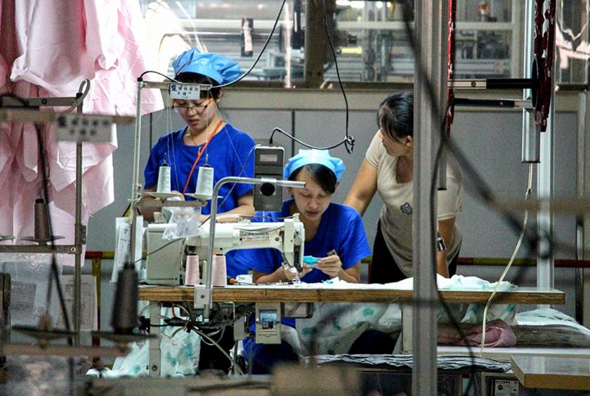 သြဂုတ် ၂၉ ရက်တွင် တရုတ်အရှေ့ပိုင်း ရှန်တုံပြည်နယ်မှ အထည်ချုပ်စက်ရုံတစ်ရုံ၌ အလုပ်သမားများအား တွေ့ရစဉ်