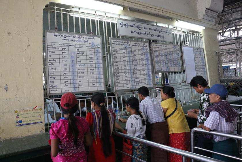 ရန်ကုန်ဘူတာကြီးဝင်းအတွင်း လက်မှတ်ဝယ်ယူနေသူများကို တွေ့ရစဉ်