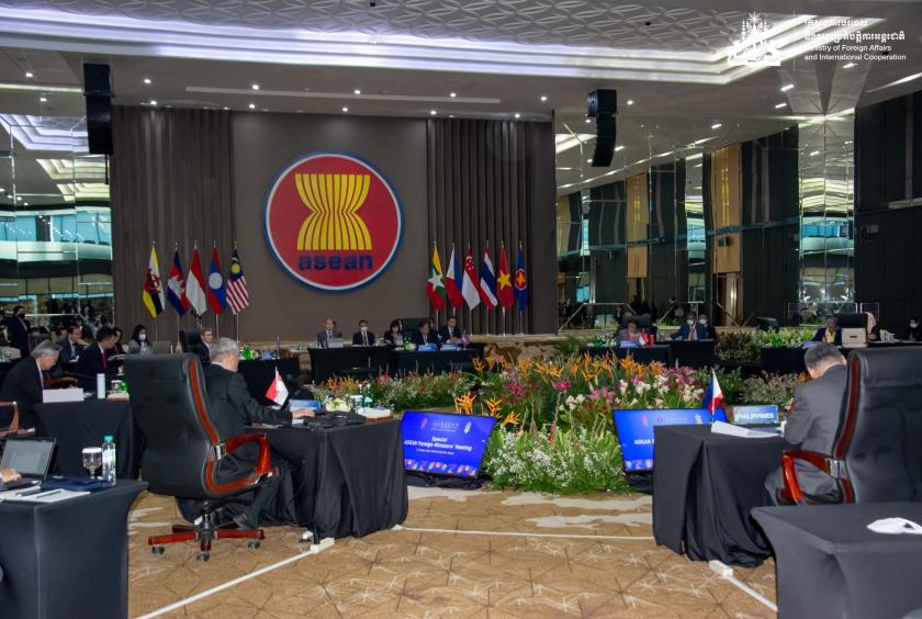 အင်ဒိုနီးရှားနိုင်ငံ ဂျာကာတာမြို့တွင် အောက်တိုဘာ ၂၇ ရက်က မြန်မာ့အရေး အာဆီယံနိုင်ငံခြားရေးဝန်ကြီးများ၏ အထူးအစည်းအဝေး ကျင်းပစဉ်