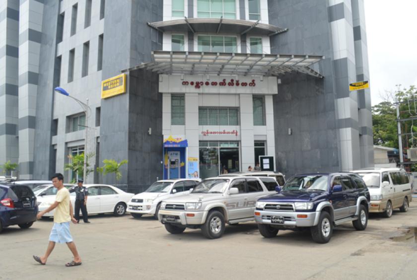  အများပြည်သူကောင်းမှုပရဟိတအဖွဲ့ ရန်ကုန်ဆေးရုံကြီးဝင်းအတွင်း သန့်ရှင်းရေးပြုလုပ်နေသည်ကို ဒီဇင်ဘာ ၂၉ ရက်က တွေ့ရစဉ်