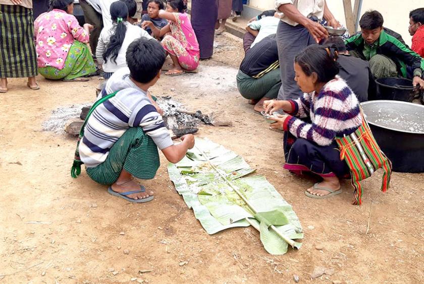 ဆမီးမြို့သို့ ရောက်ရှိနေသည့် စစ်ဘေးရှောင်များ နေထိုင်စားသောက်ရသည့် အခြေအနေကို တွေ့ရစဉ် 
