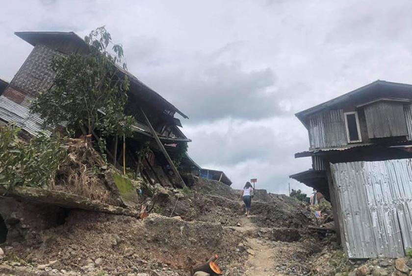 ဖားကန့်ဒေသ ကျောက်စိမ်းလုပ်ကွက်အနီးရှိ ဝှေခါကျေးရွာအထိ မြေများတောက်လျှောက်ပြိုနေသည်ကို ဇူလိုင် ၁၁ ရက်က တွေ့ရစဉ်