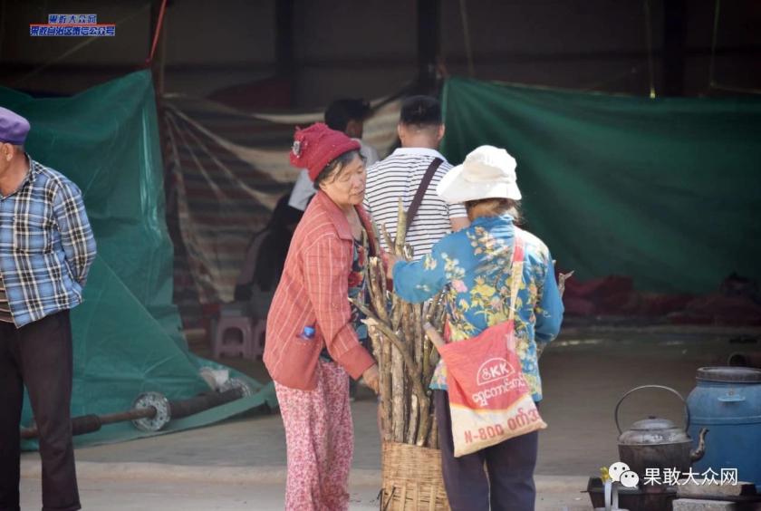 ကိုးကန့်ဒေသတွင် တိုးချဲ့ဖွင့်လှစ်လိုက်သည့် ရန်လုံကျိုင်းစစ်ဘေးရှောင်စခန်းမှ စစ်ဘေးရှောင်ပြည်သူအချို့ကို တွေ့ရစဉ် (Photo: ကိုးကန့် ကိုယ်ပိုင်အုပ်ချုပ်ခွင့်ရဒေသ သတင်းနှင့်ပြန်ကြားရေးဌာန)