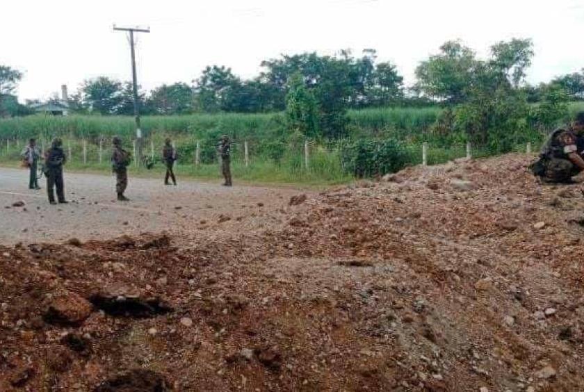 လားရှိုး - မန္တလေးလမ်းမကြီး နောင်ချိုမြို့နယ် အုမ္မသီး/အုမ္မခါးလမ်းပိုင်း ပျက်ဆီးနေမှုကို လုံခြုံရေးအဖွဲ့များက ပြုပြင်နေစဉ်