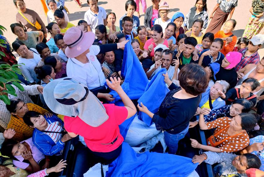 လားရှိုးမြို့ သီရိမင်္ဂလာမန်ဆူရှမ်းကျောင်းရောက် ယာယီတိုက်ပွဲရှောင်များအား အလှူရှင်များက စောင်များ လှူဒါန်းနေသည်ကို နိုဝင်ဘာ ၂၅ ရက်က တွေ့ရစဉ် 