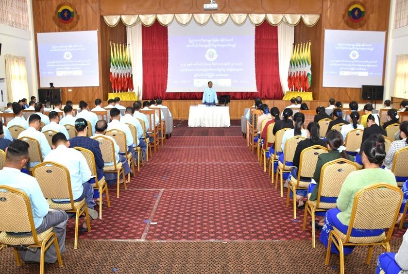 ■ ပုံစာ - ဇန်နဝါရီ ၁၉ ရက်က ကျင်းပသည့် ကော်မရှင်ရုံးဦးစီးဌာနများ၏ လေးလပတ် လုပ်ငန်းအကောင်အထည်ဆောင်ရွက်မှု အစည်းအဝေးတွင် ကော်မရှင်ဥက္ကဋ္ဌ ဦးစစ်အေး အမှာစကားပြောကြားနေစဉ်