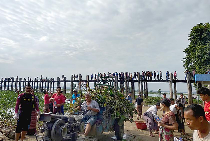 တောင်သမန်အင်းဝန်းကျင် သန့်ရှင်းရေးကို ဒေသခံများ ဆောင်ရွက်နေမှုအား အောက်တိုဘာ ၆ ရက်က တွေ့ရစဉ်
