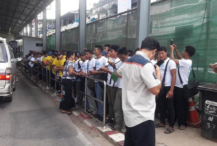 ထိုင်းနိုင်ငံသို့ သွားရောက်လုပ်ကိုင်မည့် မြန်မာရွှေ့ပြောင်း လုပ်သားများကို မြဝတီနယ်စပ်ဂိတ်တွင် တွေ့ရစဉ်