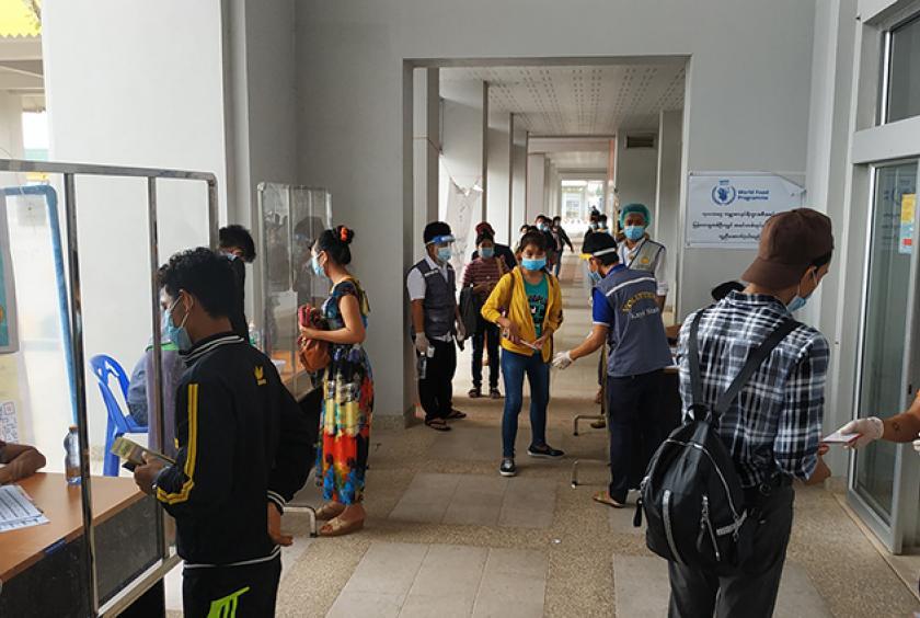 မေ၂၃ ရက်က မြဝတီ အမှတ်၂ ချစ်ကြည်ရေးတံတားမှတစ်ဆင့် နေရပ်ပြန်လာသူများအား ကျန်းမာရေးစစ်ဆေးမှု ပြုလုပ်စဉ်