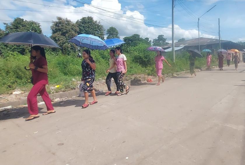 မဲဆောက် အထည်ချုပ်စက်ရုံများမှ အလုပ်ဆင်းချိန်တွင်တွေ့ရသော မြန်မာလုပ်သားအချို့ကို တွေ့ရစဉ်