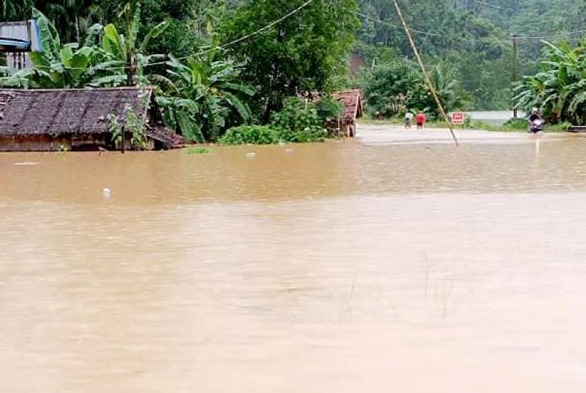 တနင်္သာရီမြစ်ရေမြင့်တက်မှုကြောင့် ကားလမ်းရေကျော်နေသည်ကို တွေ့ရစဉ်