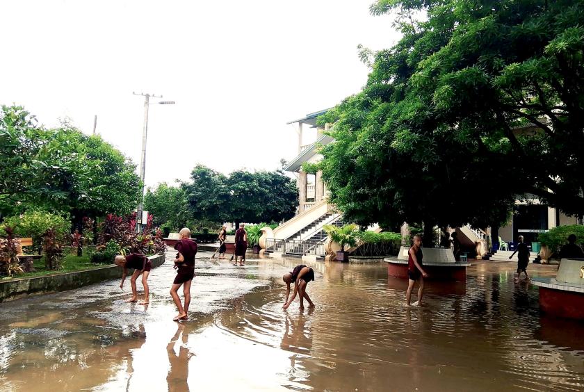 ရေများပြန်လည်ကျဆင်းနေသဖြင့် ပဲခူးမြို့ ဝင်းနိမ္မိတာရုံကျောင်းတိုက် သံဃာတော်များ သန့်ရှင်းရေးပြုလုပ်နေစဉ်