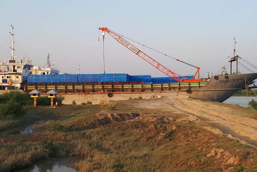 ကညင်ချောင်း စီးပွားရေးဇုန်တွင် ဆိုက်ကပ်ထားသည့် သင်္ဘောတစ်စင်းကို တွေ့ရစဉ်