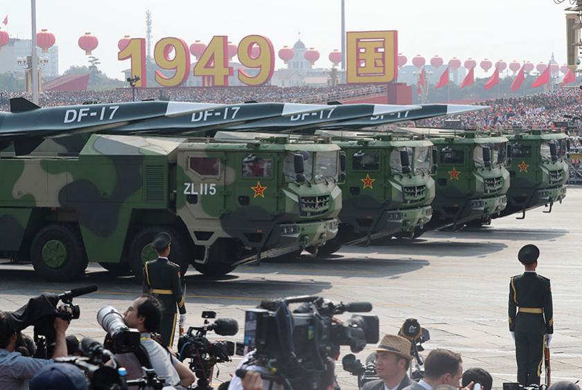 အောက်တိုဘာ ၁ ရက်တွင် တရုတ်နိုင်ငံ ထူထောင်မှု အနှစ် ၇၀ ပြည့် စစ်ရေးပြပွဲ၌ DF-17 ထိပ်ဖူးတပ်ဒုံးများအား တွေ့ရစဉ် (Photo: AFP)