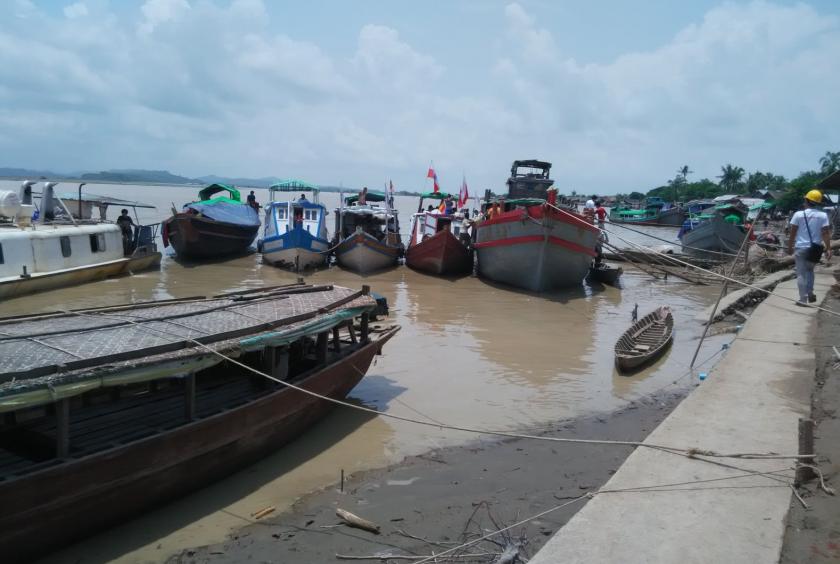 မင်းပြားဆိပ်ကမ်းတွင် သင်္ဘောများ၊ မော်တော်များ ဆိုက်ကပ်ထားသည်ကို တွေ့ရစဉ်