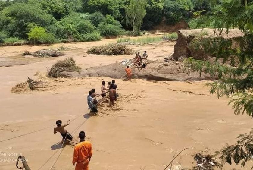  ဓာတ်ပုံ - ချောင်းအတွင်းပိတ်မိနေသည့် ကလေး ၂ဦးအား မီးသတ်တပ်ဖွဲ့မှ ကယ်တင်နေစဉ်  -  ဓာတ်ပုံ - ပခုက္ကူခရိုင်မီးသတ်ဦးစီးဌာန