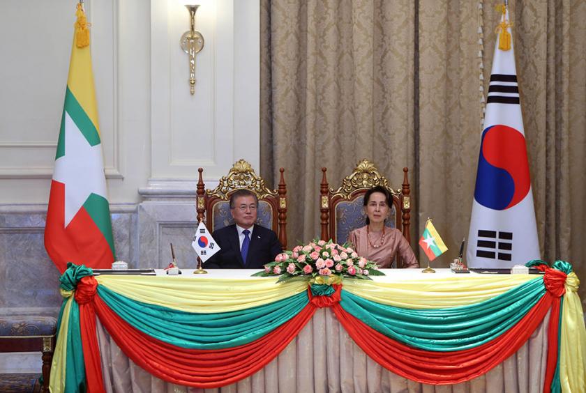 နိုင်ငံတော်သမ္မတအိမ်တော်၌ နိုင်ငံတော်၏အတိုင်ပင်ခံပုဂ္ဂိုလ် ဒေါ်အောင်ဆန်းစုကြည်နှင့် ကိုရီးယားသမ္မတမွန်ဂျေအင်း နားလည်မှုစာချွန်လွှာများ ရေးထိုးနေသည်ကို တွေ့ရစဉ်