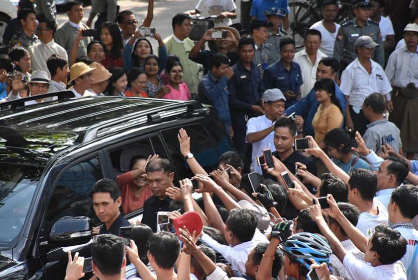 နိုင်ငံတော်သမ္မတဦးဝင်းမြင့်နှင့် ဇနီး ၂၀၁၈ ခုနှစ် နိုဝင်ဘာ ၃ ရက် ကြားဖြတ်ရွေးကောက်ပွဲတွင် တာမွေမြို့နယ် ကျားကွက်သစ်ရပ်ကွက်၌ ဆန္ဒမဲပေးရန် လာရောက်စဉ် (ဓာတ်ပုံ-မျိုးထက်ပိုင်)