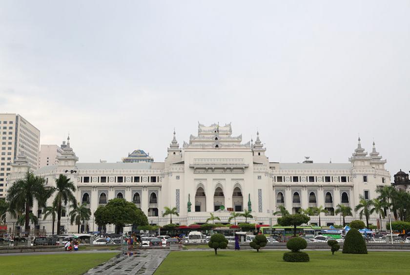ရန်ကုန်မြို့တော် စည်ပင်ဌာနများရှိသည့် မြို့တော်ခန်းမကို တွေ့ရစဉ် (ဓာတ်ပုံ- ကြည်နိုင်)