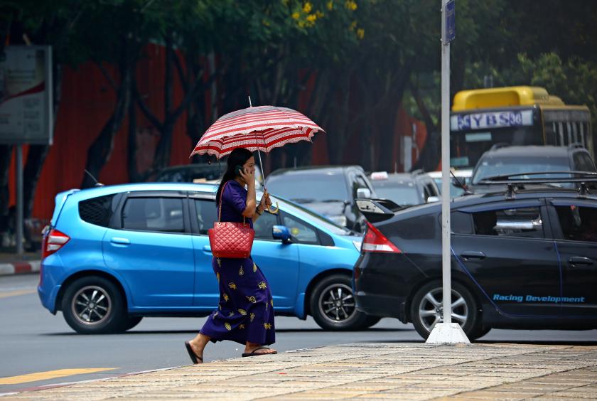 ရန်ကုန်မြို့လယ်တွင် သွားလာနေသူအချို့ကို ယခုရက်ပိုင်း တွေ့ရစဉ် (ဓာတ်ပုံ - ကြည်နိုင်)