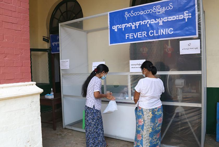  ဗိုလ်တထောင်မြို့နယ်တွင် ဖွင့်လှစ်ခဲ့သည့် Fever Clinic သို့ လာရောက်ပြသသူများကို တွေ့ရစဉ် (ဓာတ်ပုံ-ပြည့်ဖြိုးအောင်)