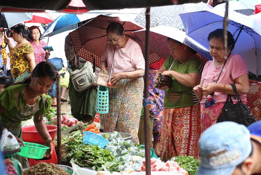 သင်္ဃန်းကျွန်းမြို့နယ်အတွင်းရှိ စျေးတစ်ခုတွင် စျေးသည်စျေးဝယ်တို့အား သြဂုတ် ၃ ရက်က တွေ့ရစဉ် (ဓာတ်ပုံ-အောင်မျိုးသန့်)