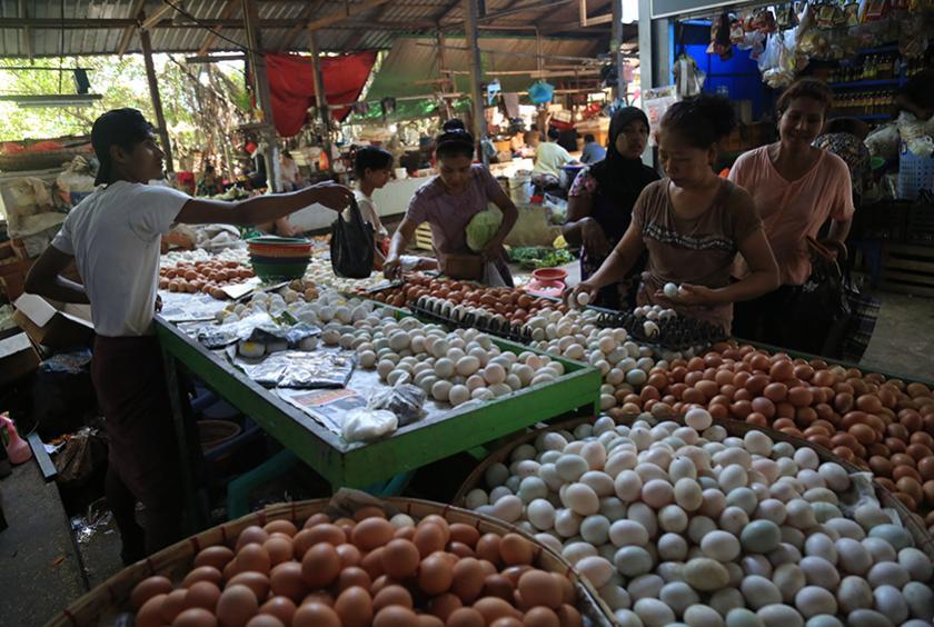 ရန်ကုန်မြို့ရှိ စျေးရုံတစ်ရုံတွင် စျေးဝယ်ယူနေသူများကို တွေ့ရစဉ်  (ဓာတ်ပုံ-ကြည်နိုင်)