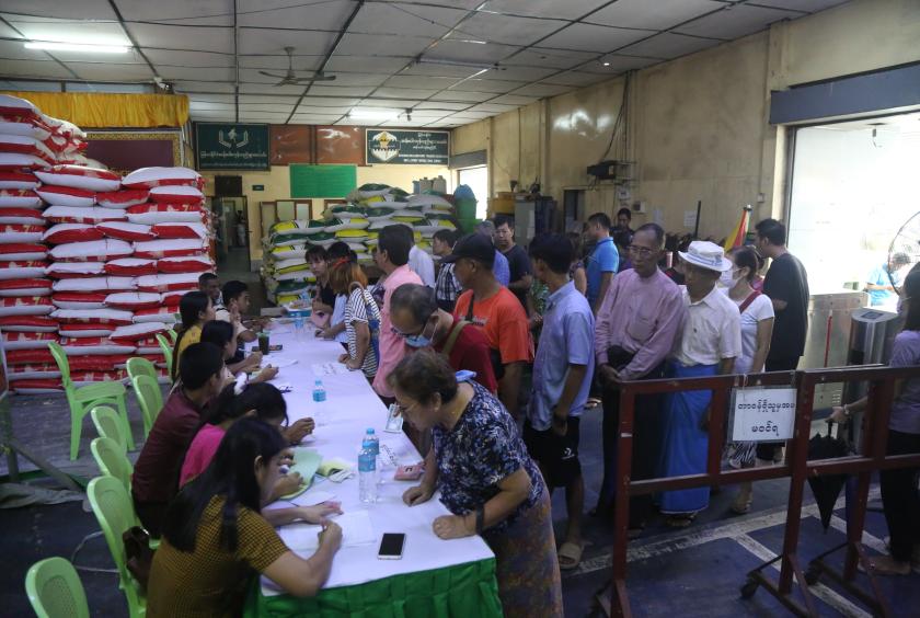 ဆန္စပါးကုန္စည္ဒိုင္ (၀ါးတန္း) တြင္ တစ္ဦးလွ်င္ ဆန္ေခ်ာတစ္အိတ္၊ ဆန္ၾကမ္းတစ္အိတ္ ေလွ်ာ့ေစ်းျဖင့္ ေရာင္းခ်ေပးေနသည္ကို ၾသဂုတ္ ၈ ရက္က ေတြ႕ရစဥ္ (ဓာတ္ပုံ-ၾကည္ႏုိင္)