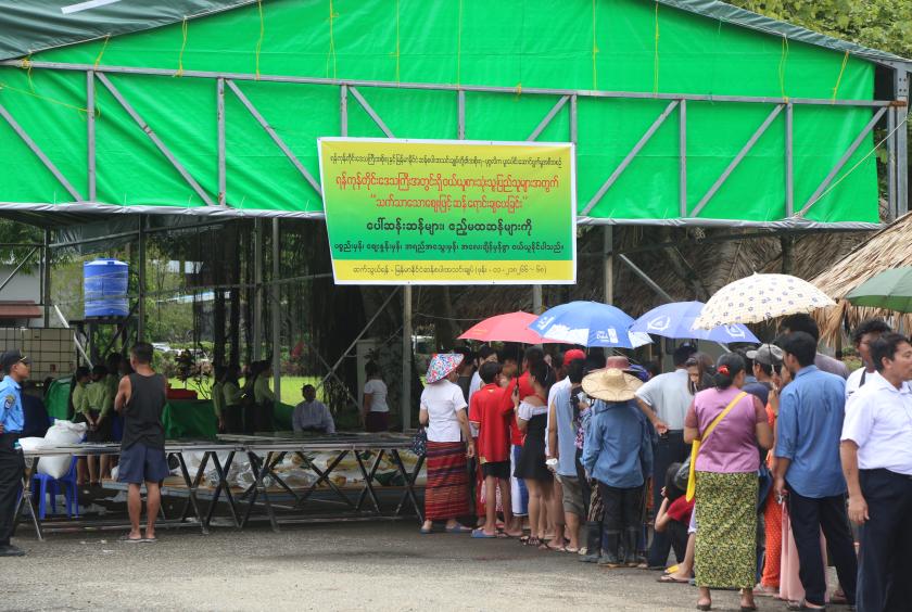 ပုံစာ- ရန်ကုန်တိုင်းဒေသကြီးအစိုးရအဖွဲ့နှင့် မြန်မာနိုင်ငံဆန်စပါးအသင်းချုပ်တို့ ပူးပေါင်း၍ ၂၀၂၃ ခုနှစ်အတွင်းက သက်သာသောစျေးဖြင့် ဆန်ရောင်းချပေးနေစဉ် (ဓာတ်ပုံ - ကြည်နိုင်)