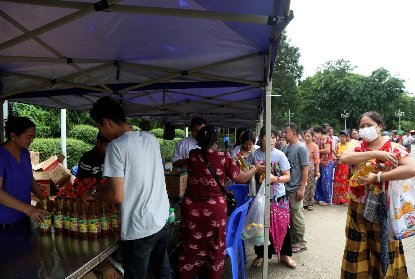 သြဂုတ် ၁၁ ရက်က ပြည်သူ့ရင်ပြင်တွင် သက်သာသောစျေးနှုန်းဖြင့် ဆီများရောင်းချပေးသောကြောင့် ပြည်သူများ တန်းစီစောင့်ဆိုင်းဝယ်ယူနေစဉ် (ဓာတ်ပုံ ကြည်နိုင်)