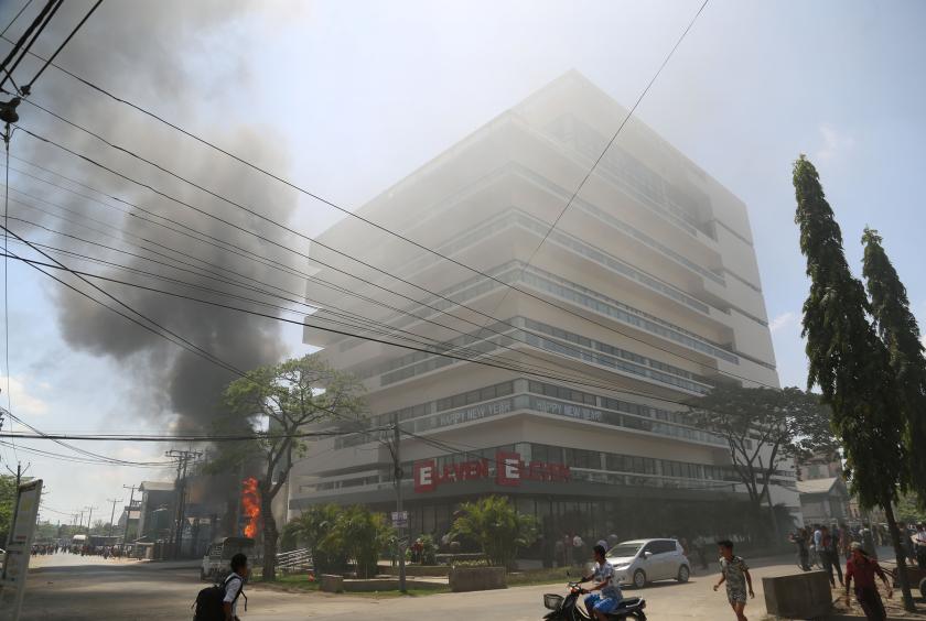 Eleven Media Group ရုံးချုပ် အဆောက်အအုံသစ်နှင့် ကပ်လျက်ရှိ YD အရက်ချက်စက်ရုံ မီးလောင်မှု မြင်ကွင်းများကို တွေ့ရစဉ် (ဓာတ်ပုံ-ကြည်နိုင်၊ မျိုးထက်ပိုင်)