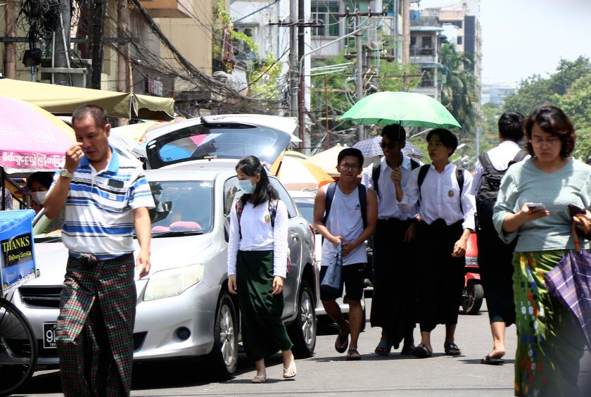 ရန်ကုန်တိုင်းဒေသကြီးအတွင်းရှိ အခြေခံပညာကျောင်းတစ်ကျောင်းတွင် ဇွန် ၁ ရက်က စတင်တက်ရောက်သည့် ကျောင်းသား၊ ကျောင်းသူများနှင့် ၎င်းတို့အုပ်ထိန်းသူများကို တွေ့ရစဉ် (ဓာတ်ပုံ - ကြည်နိုင်)