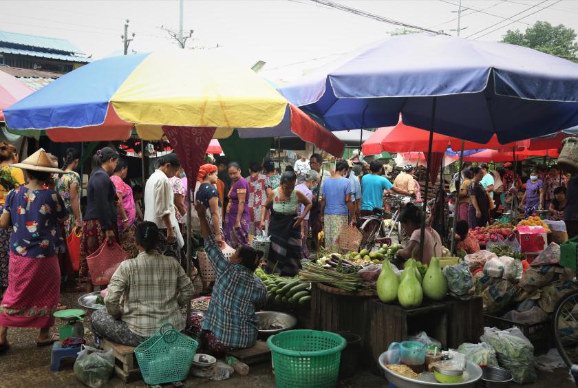 ရန်ကုန်မြို့ရှိ စျေးတစ်စျေးတွင် စျေးသည်စျေးဝယ်များကို တွေ့ရစဉ် (ဓာတ်ပုံ-ကြည်နိုင်)