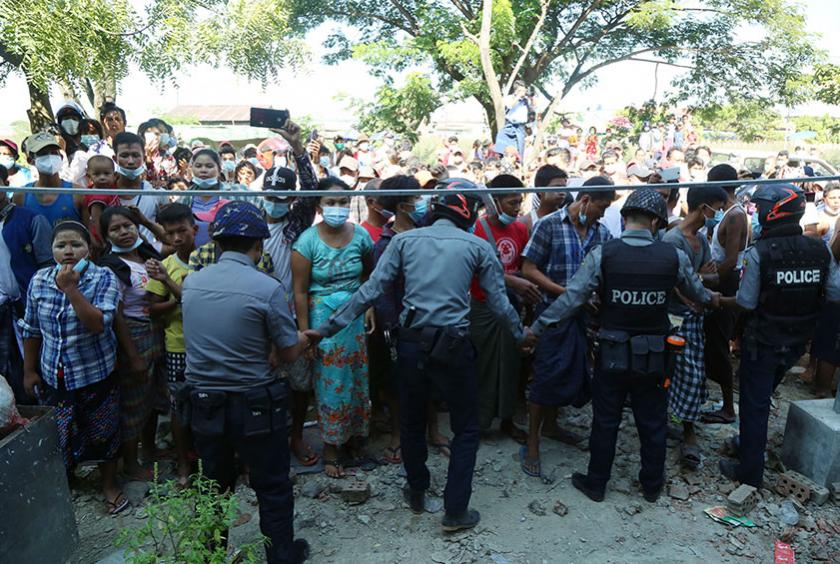 ရဲတပ်ဖွဲ့နှင့် ရပ်ကွက်နေပြည်သူအချို့ ကလေးလုပ်သား အဓမ္မစေခိုင်းသည်ဆိုသည့်ကိစ္စ ရုန်းရင်းဆန်ခတ် ဖြစ်ပွားစဉ် (ဓာတ်ပုံ-မျိုးထက်ပိုင်)