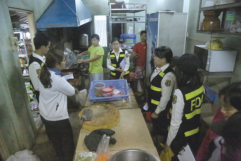 စားသောက်ဆိုင်များအား အစားအသောက်နှင့် ဆေးဝါးကွပ်ကဲရေးဌာနက ရှောင်တခင်စစ်ဆေးနေစဉ် (ဓာတ်ပုံ-ကြည်နိုင်)