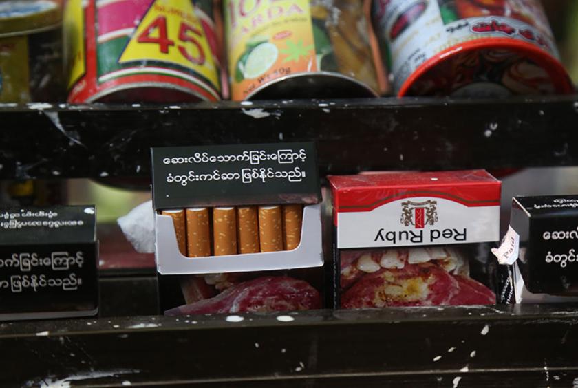   စျေးကွက်အတွင်း ရောင်းချလျက်ရှိသော စီးကရက်များကို တွေ့ရစဉ် (ဓာတ်ပုံ-ကြည်နိုင်)