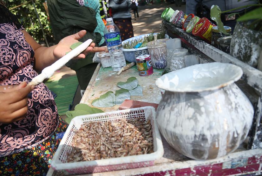 ရန်ကုန်မြို့တွင် ရောင်းချလျက်ရှိသည့် ကွမ်းယာဆိုင် တစ်ဆိုင်အားတွေ့ရစဉ် (ဓာတ်ပုံ-ကြည်နိုင်)