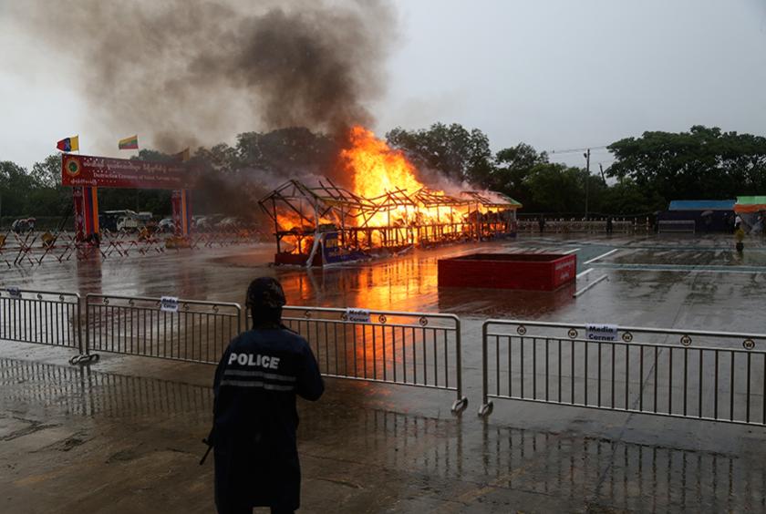 (၃၁) ကြိမ်မြောက် အပြည်ပြည်ဆိုင်ရာ မူးယစ်ဆေးဝါးအလွဲသုံးမှုနှင့် တရားမဝင်ရောင်းဝယ်မှု တိုက်ဖျက်ရေးနေ့တွင် ဖမ်းဆီးရမိသော မူးယစ်ဆေးဝါးများအား  လှိုင်သာယာမြို့နယ်အမှတ် (၉)လုံခြုံရေးရဲတပ်ဖွဲ့ခွဲအနီး ကုန်တင်ယာဉ်ရပ်နားကွင်း၌ ဇွန် ၂၆ ရက်က မီးရှို့ဖျက်ဆီးခဲ့စဉ် (ဓာတ်ပုံ-အောင်မျိုးသန့်)